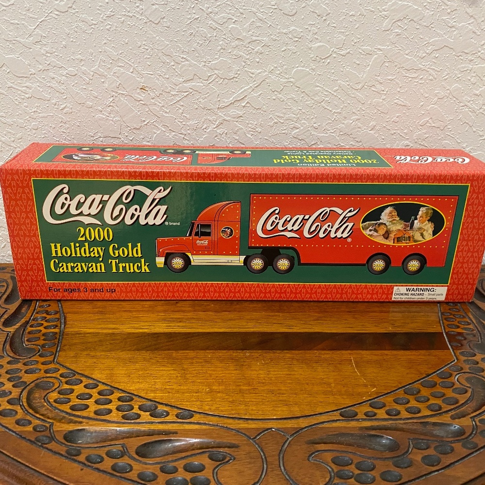 Coca-Cola 2000 Holiday Gold Caravan Truck, Vintage, NEW‎ in Box